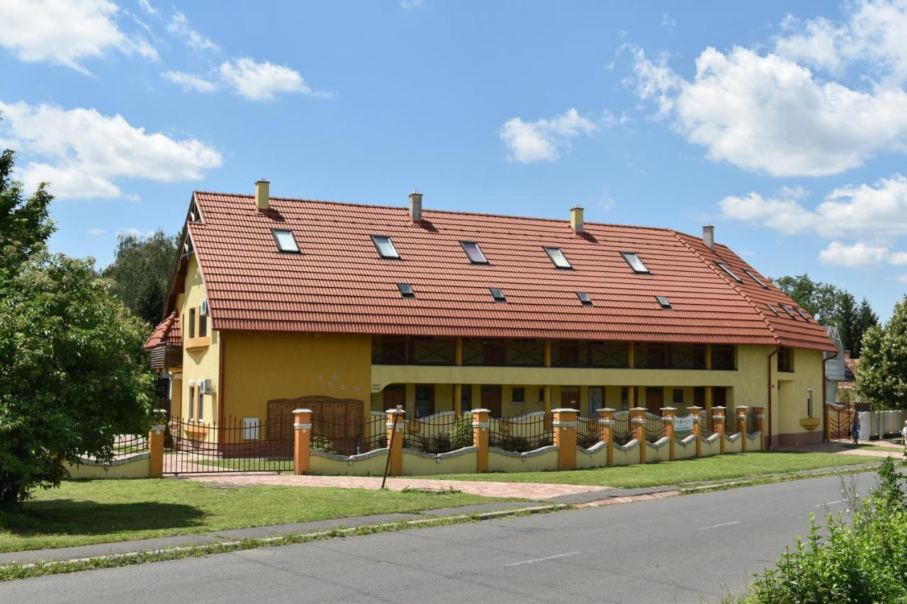 Lagom Apartman Gyula Esterno foto